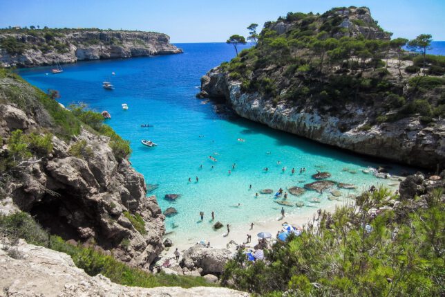 Städtereise nach Palma de Mallorca geht auch so: Die Insel ist bekannt für ihre Strände & Buchten mit türkisem Wasser.