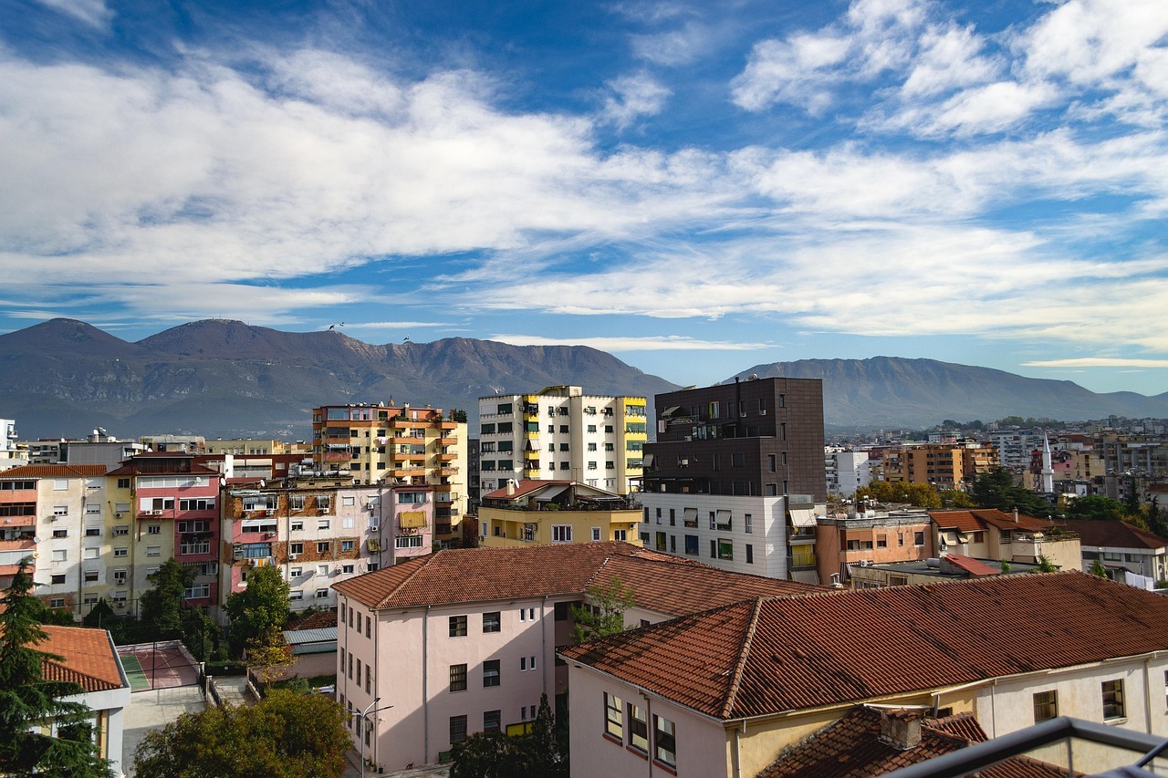 Die Hauptstadt Tirana vor dem Dajti Gebirge.